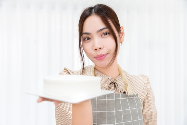 Mujer asiática feliz chef hacer pastel de postre dulce hornear panadería en más de la panaderías en el restaurante de la cocina