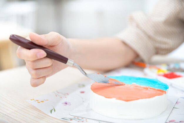 Foto mujer asiática feliz chef hacer pastel de postre dulce hornear panadería en más de la panaderías en el restaurante de la cocina