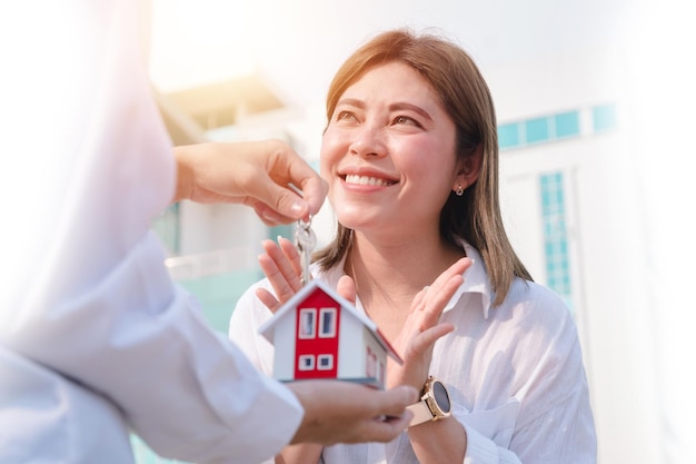 Mujer asiática feliz compra una casa nueva con la familia del esposo