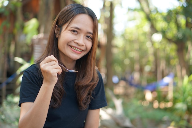 Mujer asiática feliz después de probar el café