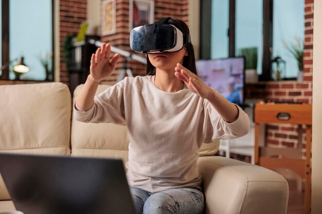 Mujer asiática feliz disfrutando del uso de auriculares de realidad virtual VR, tecnología moderna de gafas, dispositivo futuro, gadget, simulación de juego de entretenimiento digital