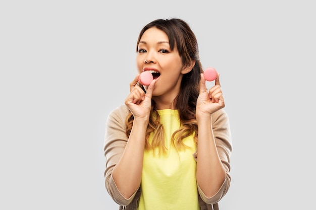 Mujer asiática feliz con macarrones