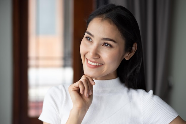 Mujer asiática feliz pensando y planeando retrato de mujer blanca mirando hacia arriba pensando en encontrar una buena idea o un plan decisivo modelo de mujer china adulta del este asiático