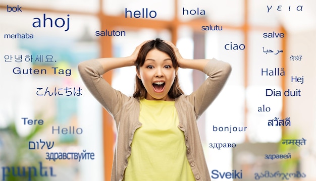 Foto mujer asiática feliz sobre palabras extranjeras