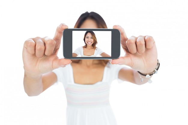 Mujer asiática feliz tomando un selfie