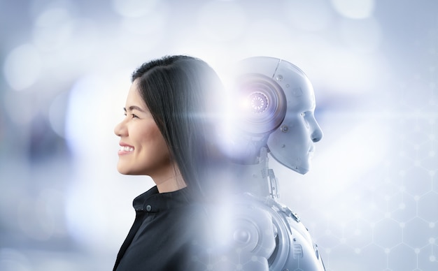 Mujer asiática feliz viviendo con cyborg o robot