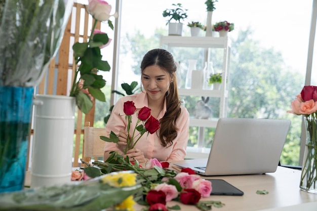 mujer asiática en floristería