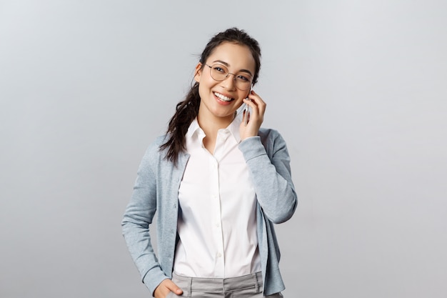 mujer asiática en gafas