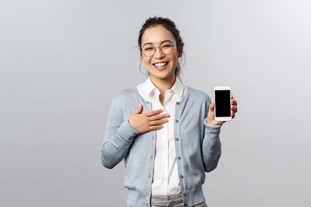 mujer asiática en gafas