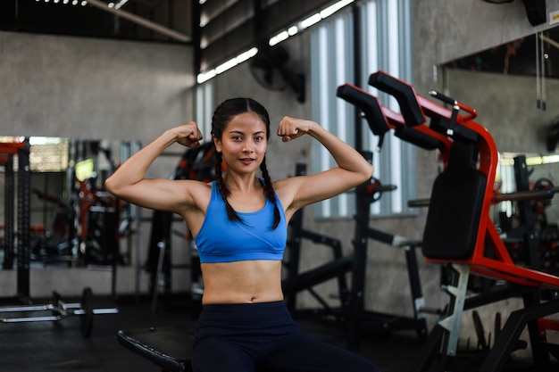 Foto mujer asiática en gimnasio