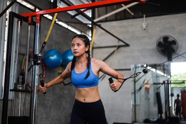 Mujer asiática en gimnasio