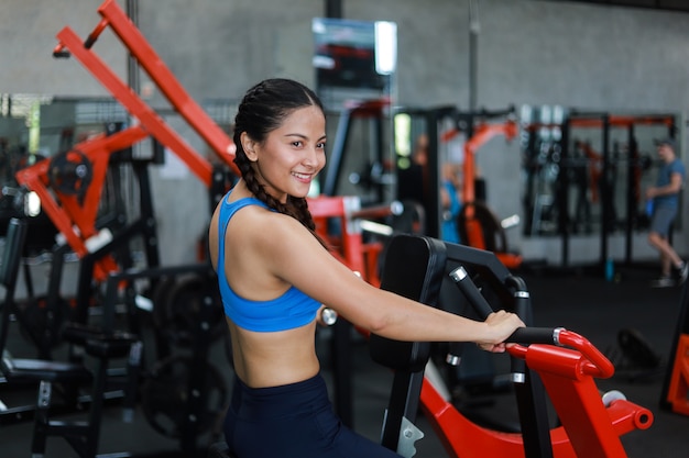 Mujer asiática en gimnasio