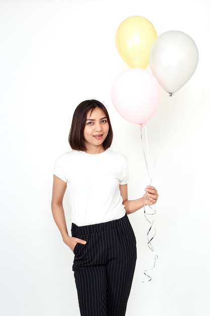 Foto mujer asiática con globos de aire