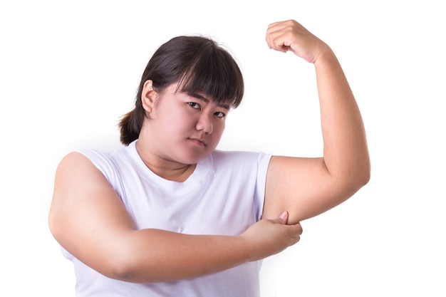Mujer asiática gorda con camiseta blanca