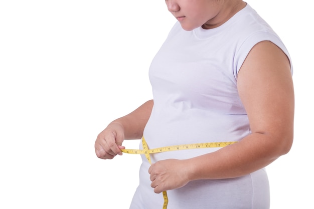 Mujer asiática gorda con camiseta blanca