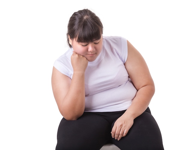 Mujer asiática gorda con camiseta blanca