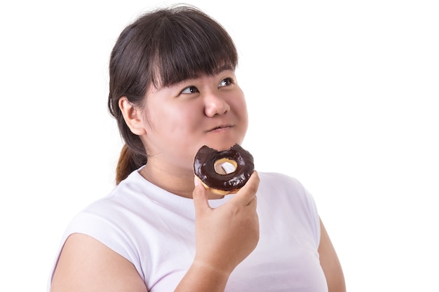 Mujer asiática gorda con camiseta blanca