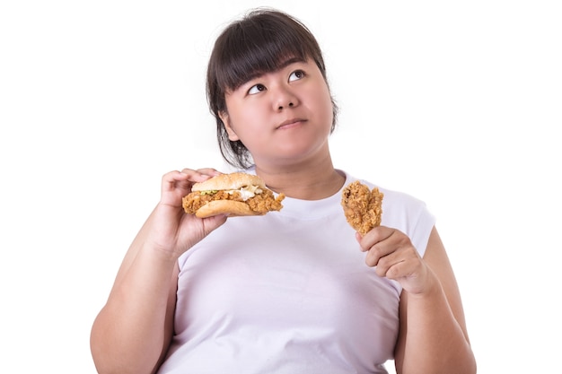 Mujer asiática gorda comiendo hamburguesa de pollo frito