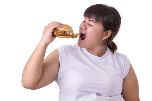 Mujer asiática gorda comiendo hamburguesa de pollo frito