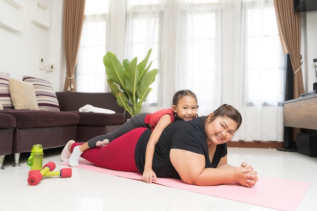 Mujer asiática gorda con niña ejerciendo el concepto de idea de pérdida de peso y recreación