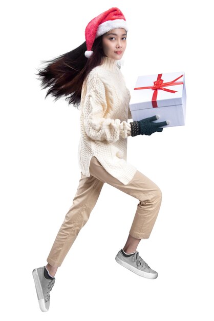 Mujer asiática con guantes de invierno y gorro de Papá Noel con caja de regalo blanca aislada sobre fondo blanco