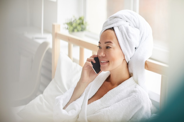 Mujer asiática hablando por teléfono