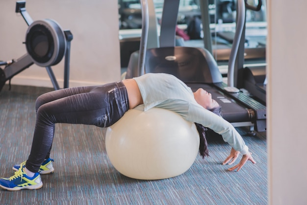 Mujer asiática hacer ejercicio en el gimnasio para bajar de peso