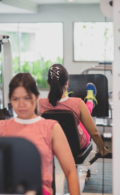 Mujer asiática hacer ejercicio en el gimnasio para bajar de peso