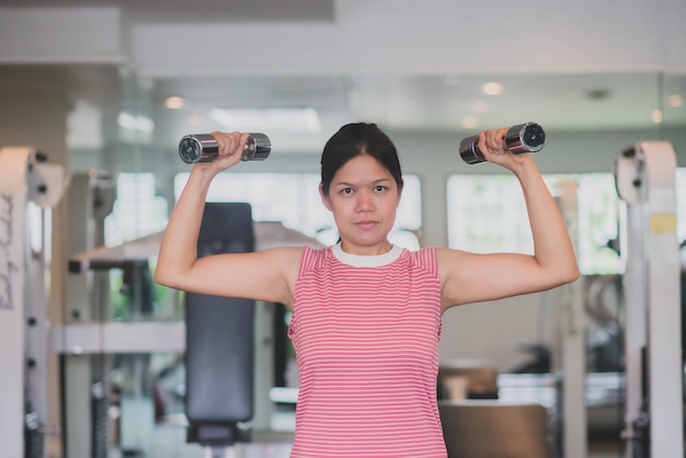 Mujer asiática hacer ejercicio en el gimnasio para bajar de peso