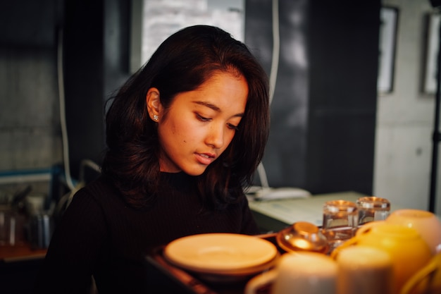 Mujer asiática haciendo café con máquina de café en café