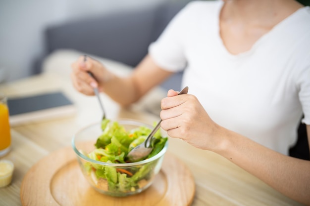 Mujer asiática haciendo dieta Pérdida de peso comiendo ensalada casera fresca fresca concepto de alimentación saludable