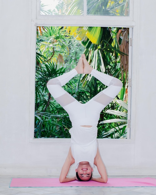 Mujer asiática haciendo ejercicio en casa practicando yoga chica saludable cuídate trabajando fuera de ti