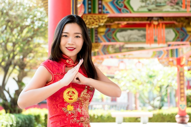Mujer asiática haciendo saludo