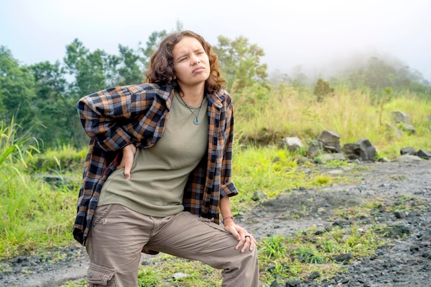 Mujer asiática haciendo senderismo en las montañas