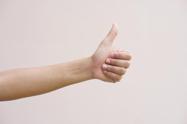 Mujer asiática haciendo su mano como una gran señal