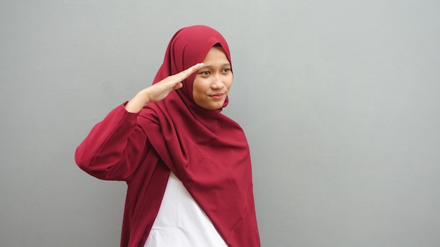 Foto mujer asiática hijab saluda para conmemorar el día de la independencia