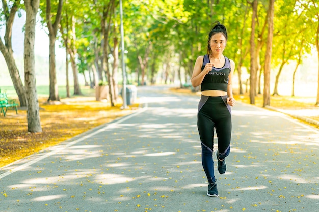 Mujer asiática, jogging, y, funcionamiento