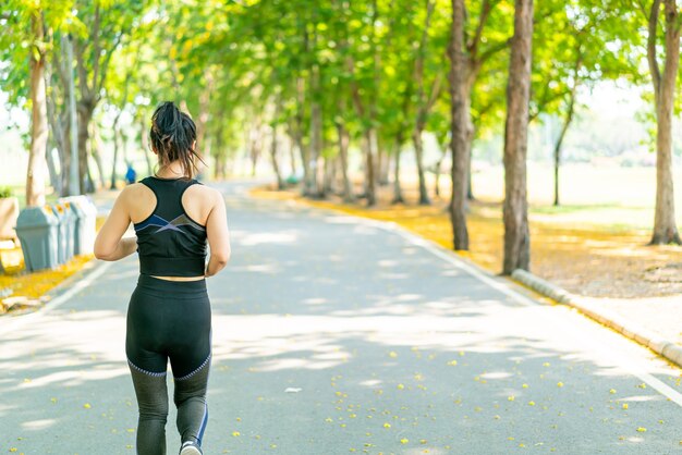 Mujer asiática, jogging, y, funcionamiento