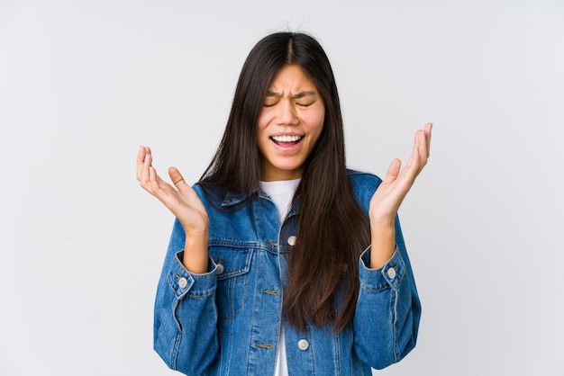 Mujer asiática joven alegre riendo mucho. Concepto de felicidad