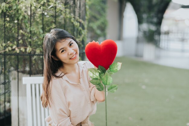 Mujer asiática joven atractiva feliz