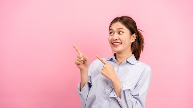 Mujer asiática joven con camisa de manga larga y usando las manos con