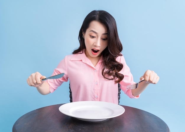 Mujer asiática joven comiendo comer concepto