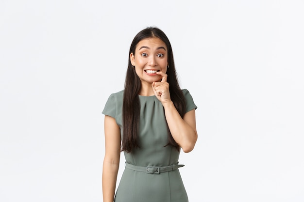 Mujer asiática joven expresiva posando