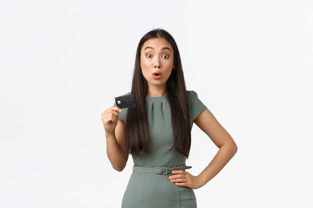 Mujer asiática joven expresiva posando