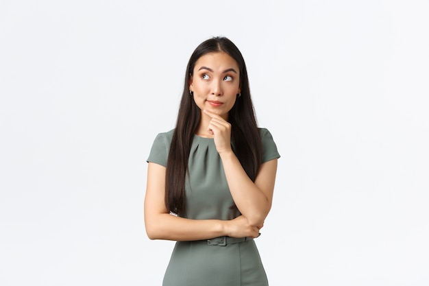 Mujer asiática joven expresiva posando