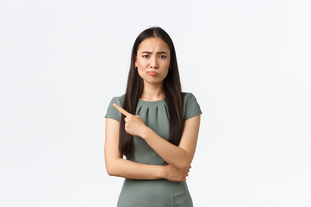 Mujer asiática joven expresiva posando