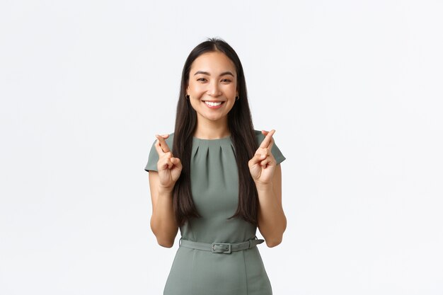 Mujer asiática joven expresiva posando