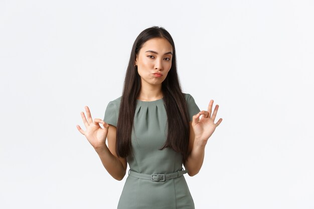 Mujer asiática joven expresiva posando