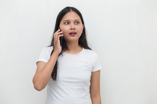 Mujer asiática joven hablando por teléfono