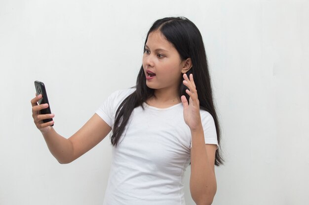 Mujer asiática joven hablando por teléfono